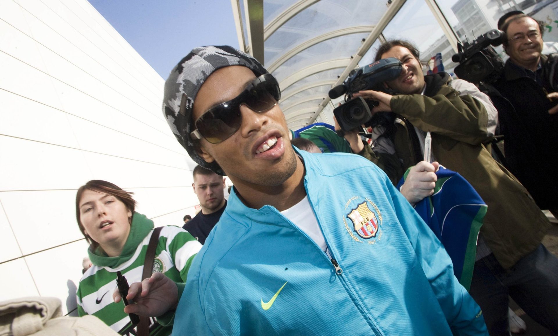 VIDEO: Ronaldinho stars in futsal league