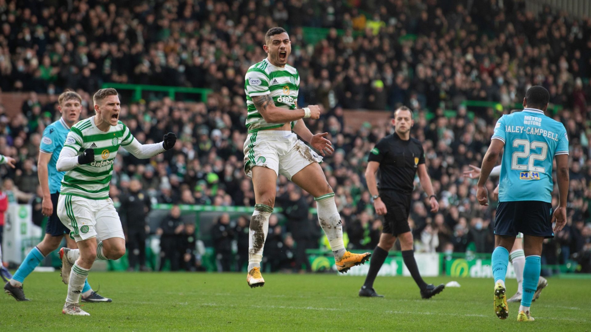 Giorgos Giakoumakis hat-trick moves Celtic three points clear at the top