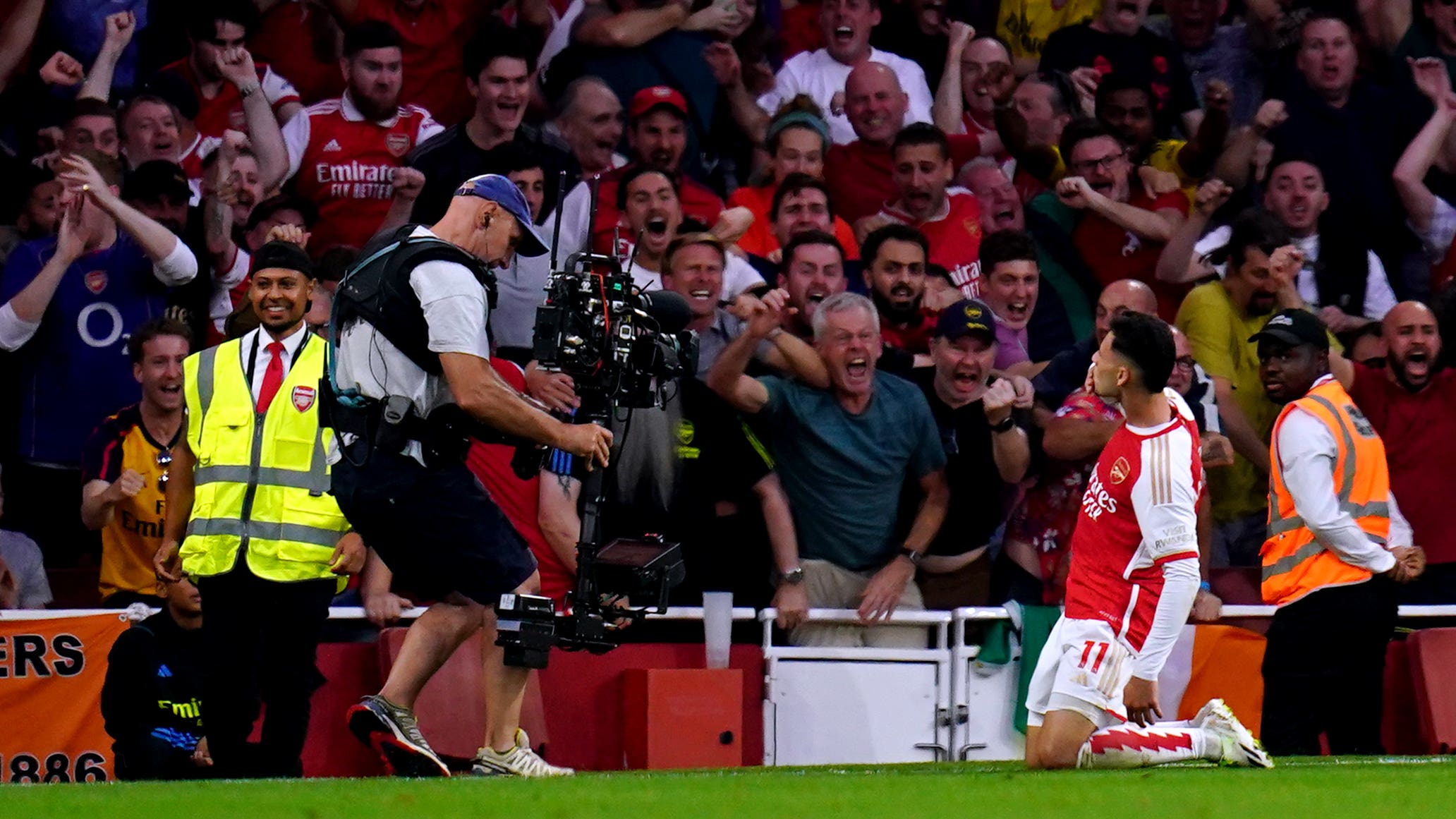 Gabriel Martinelli snatches last-gasp victory for Arsenal against Man City