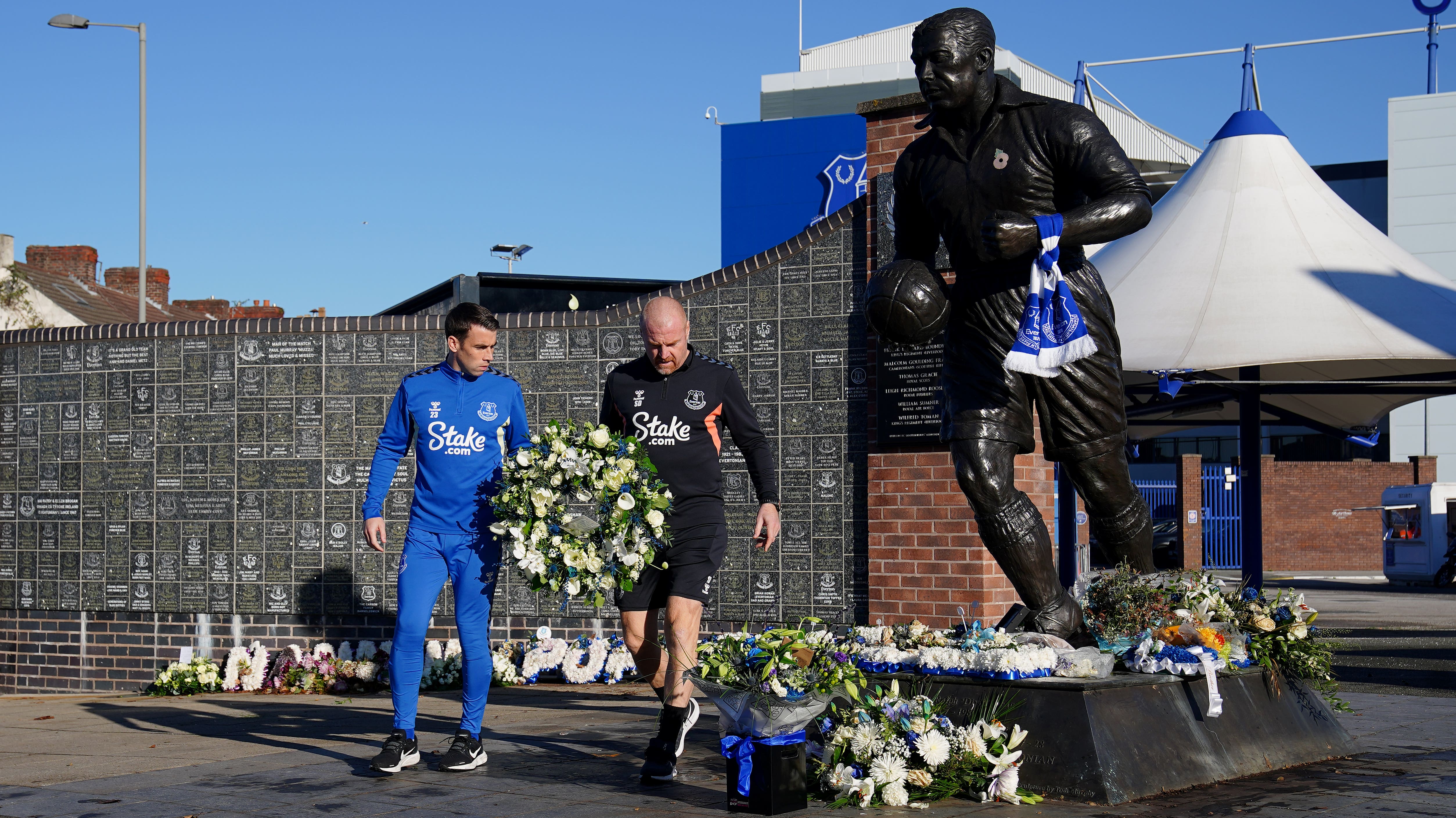 Sean Dyche and Seamus Coleman pay tribute to Everton chairman Bill Kenwright