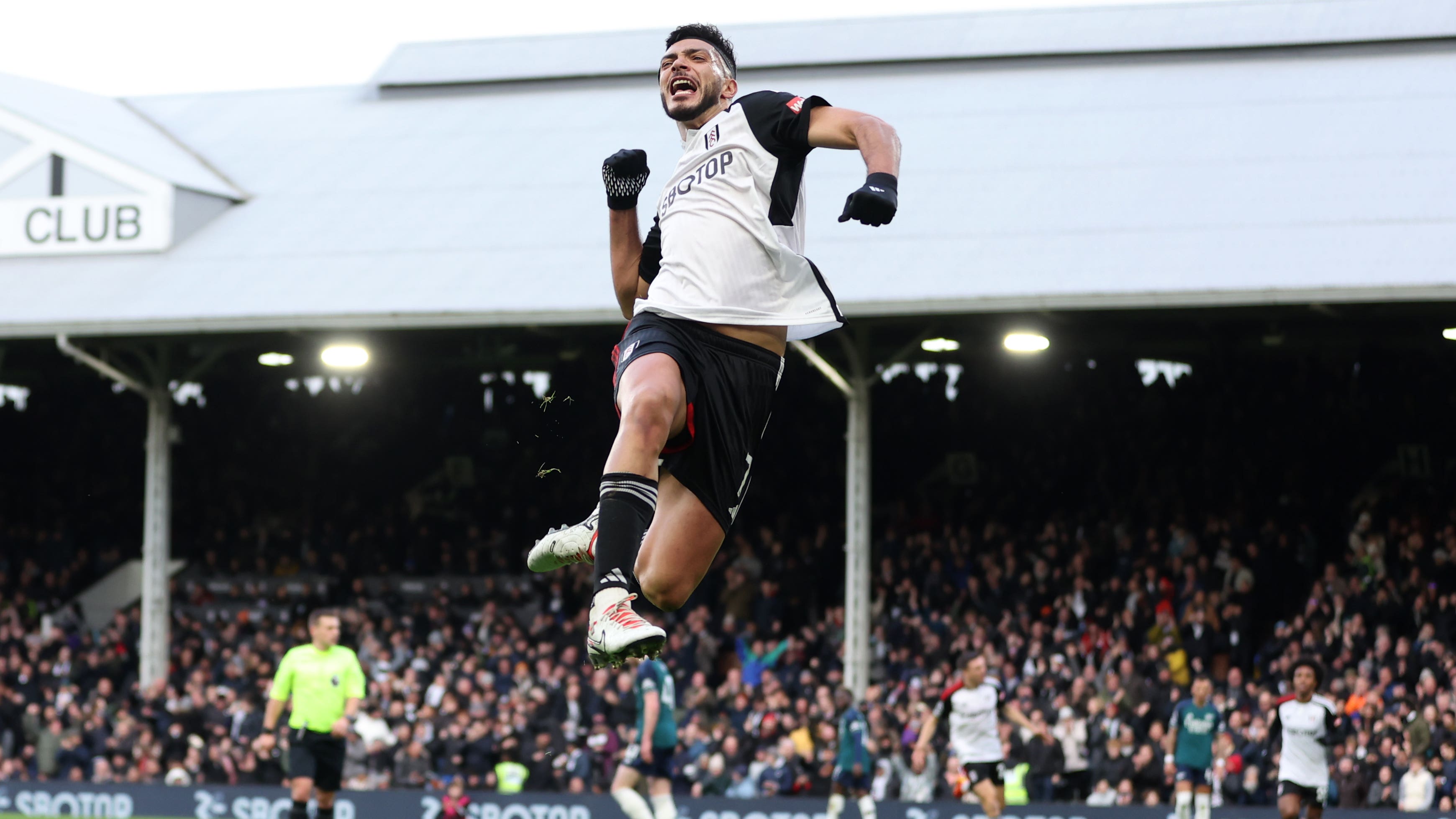 Fulham deny Arsenal chance to go top with victory at Craven Cottage