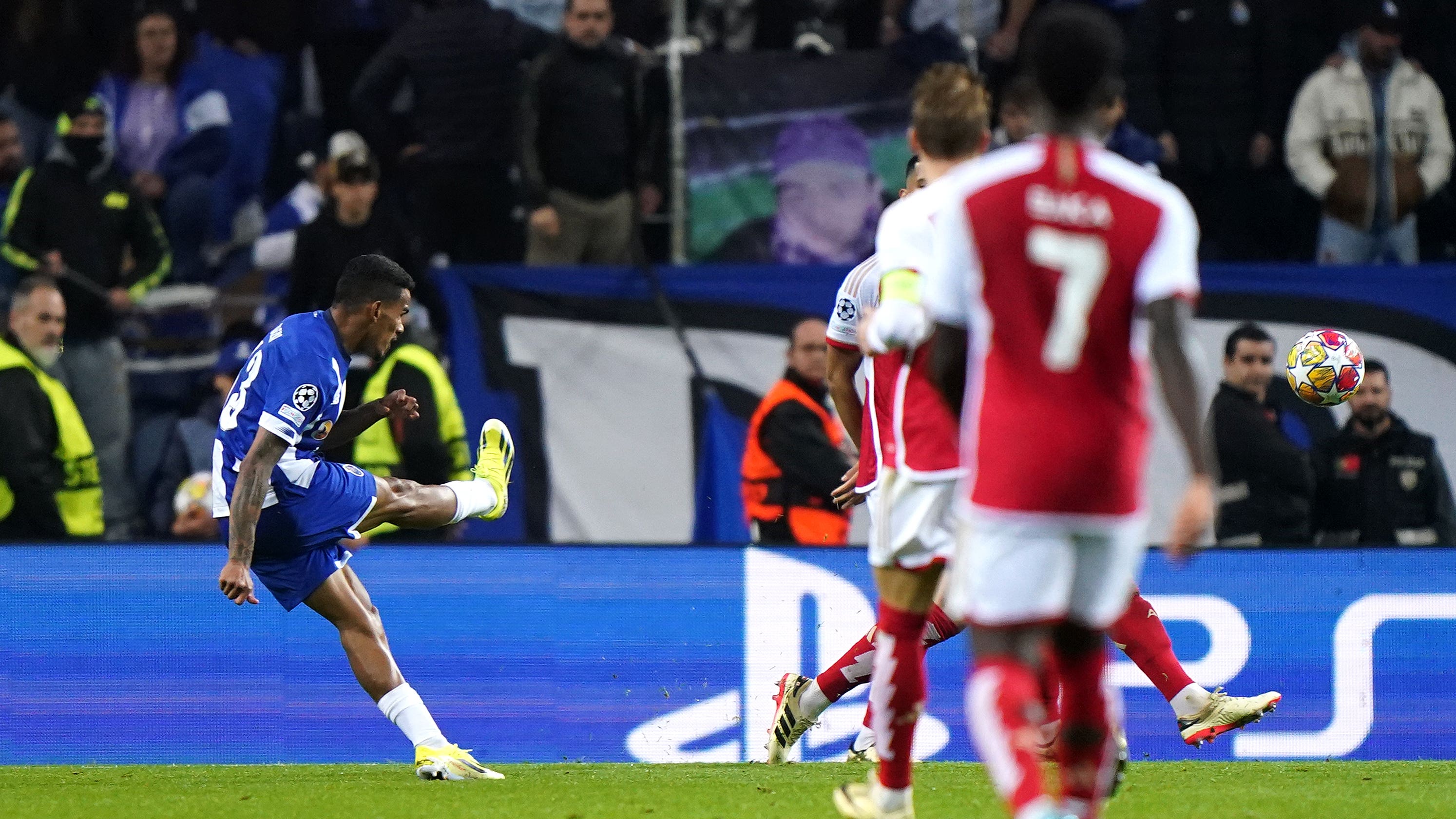 Brilliant last-gasp Galeno strike condemns Arsenal to first-leg defeat in Porto