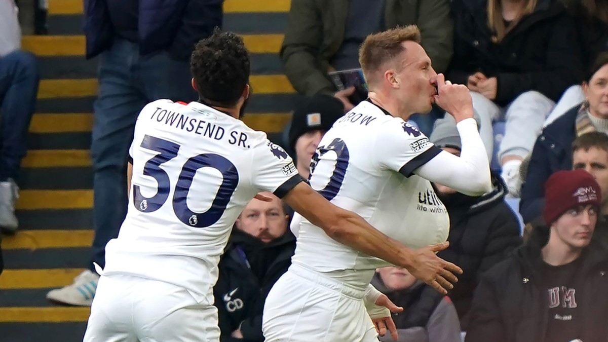 Cauley Woodrow snatches late equaliser for Luton at Crystal Palace