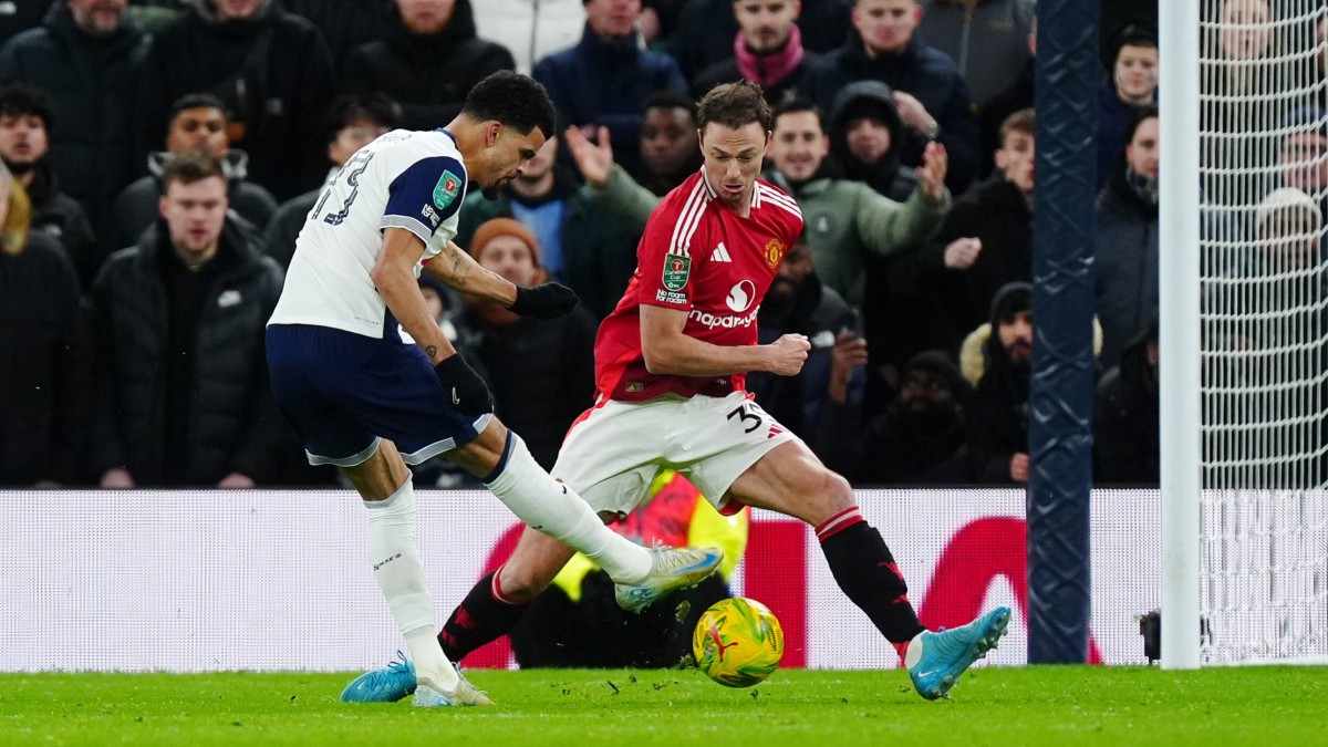 Dominic Solanke double helps Tottenham see off Man Utd in thrilling cup tie