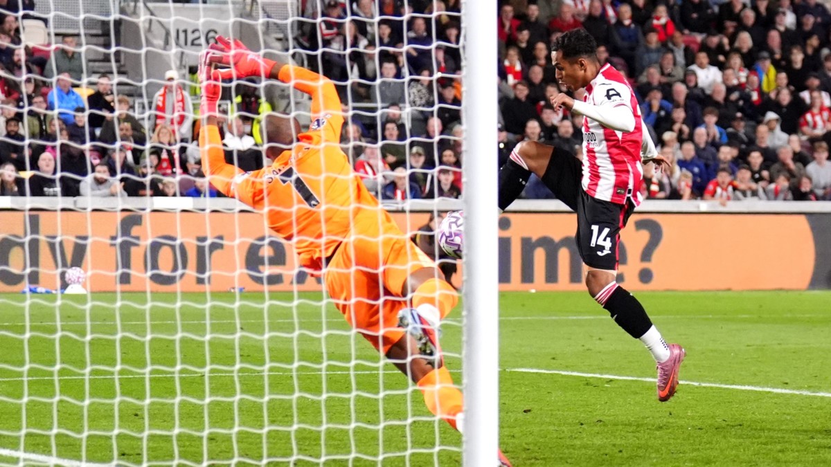 Fabio Carvalho snatches last-gasp point for Brentford to deny Chelsea