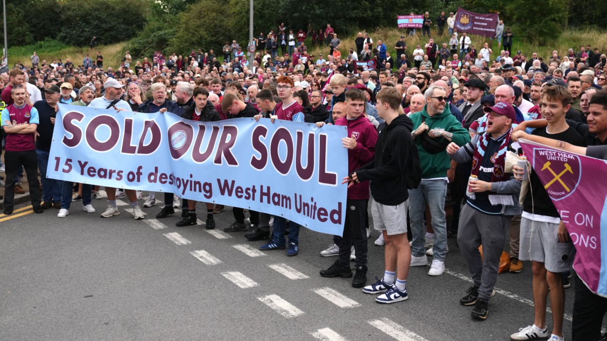 West Ham call for David Sullivan and Karren Brady to resign in pre-match protest