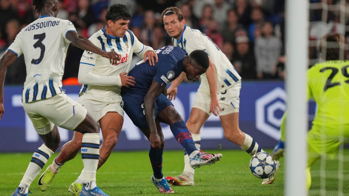 Paris St Germain start Champions League title defence with emphatic victory