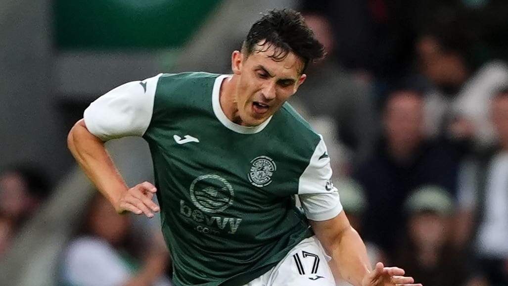 Livingston score late penalty to hold Hibernian