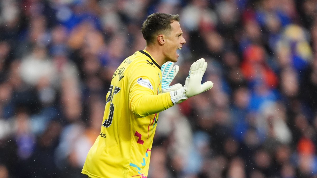 Alexander Schwolow stars as leaders Hearts held at Motherwell