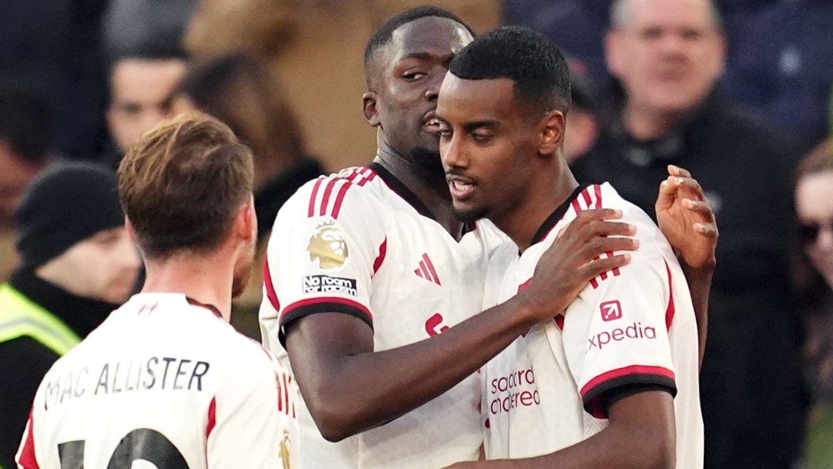 Alexander Isak opens Premier League account as Liverpool win at 10-man West Ham