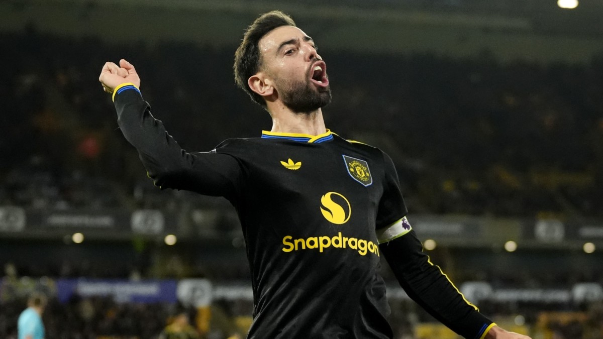 Bruno Fernandes scores twice as Manchester United beat struggling Wolves