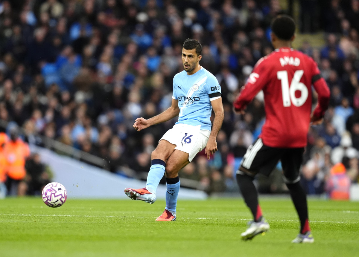 Rodri plays a pass against Manchester United