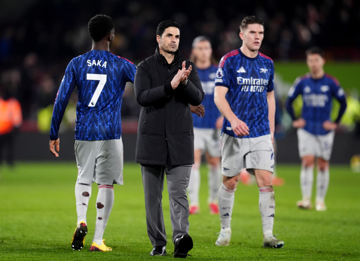 Mikel Arteta applauds the Arsenal supporters 