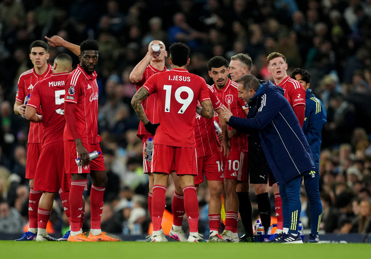 Nottingham Forest manager Vitor Pereira (front right) speaks to his players 